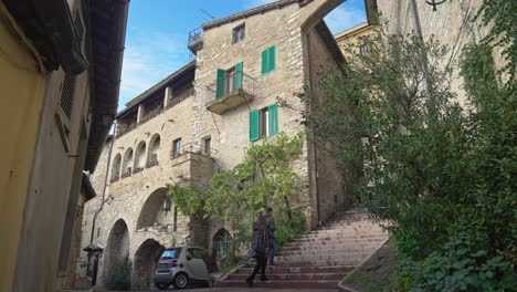 Menschen,-Die-Die-Treppe-Im-Historischen-Dorf-In-Assisi,-Umbrien,-Italien,-Hinaufgehen