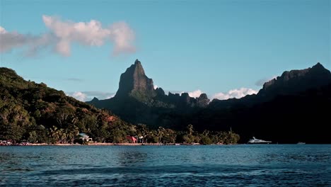 Spectacular-mountain-peaks-of-the-island-Moorea-in-French-Polynesia