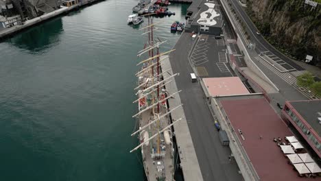Barco-Con-Mástiles-Atracado-En-La-Costa-De-Funchal-En-Madeira,-Portugal.