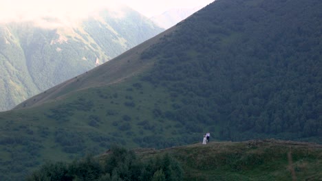 Verliebte-Hochzeitspaare-Umarmen-Sich-In-Den-Idyllischen-Bergen-Des-Kaukasus-In-Georgien