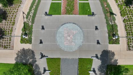 State-of-Minnesota-World-War-II-Memorial-seal-at-capitol-building-in-Saint-Paul,-MN