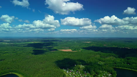 Wolken-Beschatten-über-Dichten-Waldbäumen-In-Der-Nähe-Des-Küstendorfes