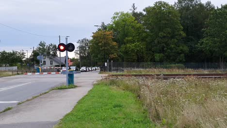 El-Tren-De-Transporte-Operativo-Pasa-Mientras-La-Carretera-Para-Automóviles-Ha-Sido-Cerrada-En-Europa,-Estonia,-Tartu.