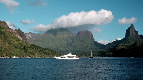 Yachts-anchored-in-Moorea-island