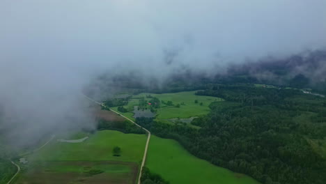 Drohnenansicht-Rollender-Wolken-über-üppiger-Landschaft