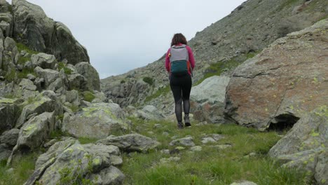 Excursionista-Femenina-Trekking-En-El-Paso-De-Campagneda-Cerca-De-Valmalenco-En-Lombardía,-Italia