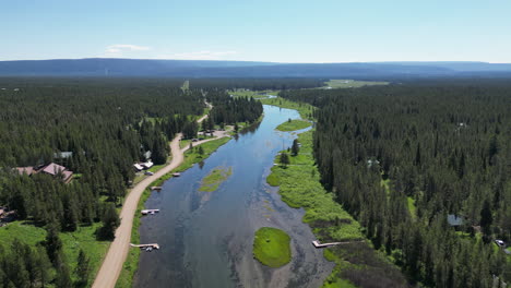 Montana-Großer-Himmel-Und-Großer-Fluss,-Umgeben-Von-Immergrünem-Wald