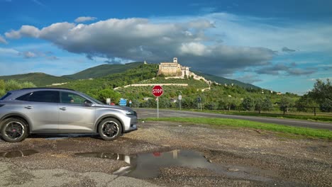 Auto-Hält-In-Der-Stadt-Assisi-In-Italien-An