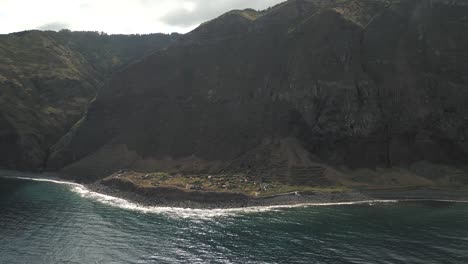 Achada-Da-Cruz-4k-Filmische-Drohnenaufnahmen-–-Insel-Madeira-–-Portugal