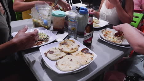 Menschen-Am-Restauranttisch-In-San-Salvador-Genießen-Leckeres-Pupusa-Essen