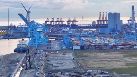 Cranes-and-the-fully-automated-container-movement-system-at-APM-terminal,-Maasvlakte
