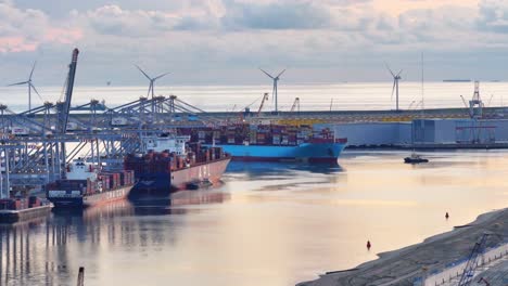 Großes-Containerschiff,-Das-Am-Rotterdam-World-Gateway-Terminal-Ankommt,-Luftaufnahme