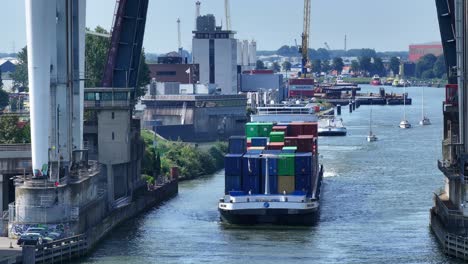 Unter-Der-Eisenbahnbrücke-Der-Stadt-Dordrecht-Fährt-Ein-Containerschiff