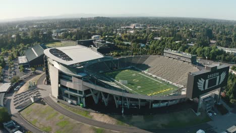 Eine-Drohne-Dreht-Sich-Um-Das-Autzen-Stadion-Der-Oregon-University-In-Eugene,-Oregon