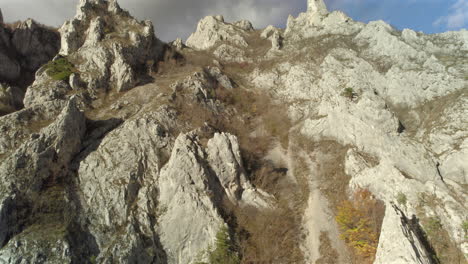 Bergrückenaufnahmen-Einer-Absteigenden-Drohne,-Aufgenommen-Aus-Einer-Engen-Perspektive-Nach-Oben