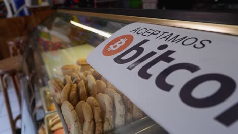 Bitcoin-signage-at-Spanish-cafe-counter,-we-accept-Bitcoin-here