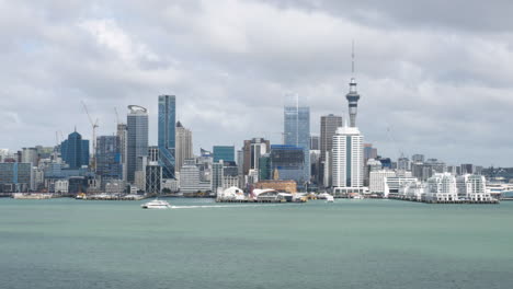 Vista-De-La-Ciudad-De-Auckland-Y-El-Distrito-Central-De-Negocios-Al-Otro-Lado-Del-Puerto-Con-Cielos-Nublados