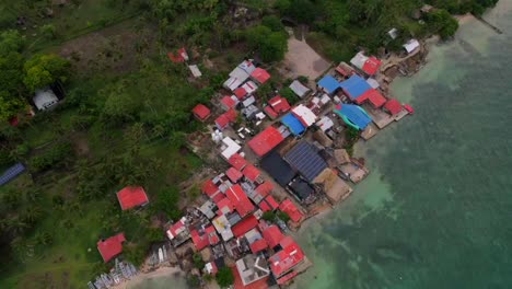 Nachhaltiges,-Rustikales-Dorf-An-Der-Küste-Einer-Tropischen-Insel