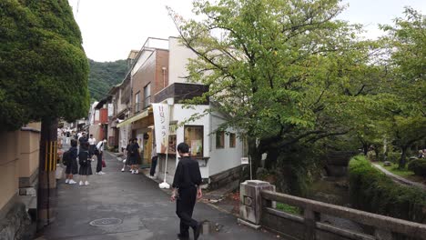 La-Gente-Camina-Por-El-Camino-Del-Filósofo,-Famoso-Destino-Turístico-En-Kioto,-Japón