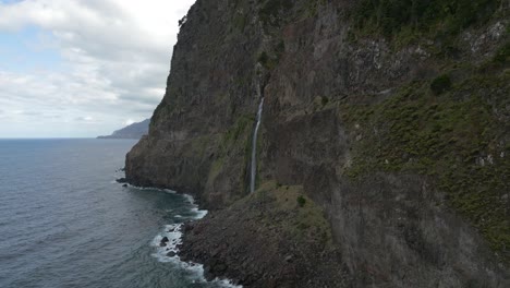 Wasserfall-Brautschleier-4K-Drohnenaufnahmen-Im-Kino-–-Iha-Da-Madeira-–-Portugal