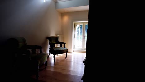 Schön-Dekorierter-Innenhaushalt,-Sich-Langsam-Bewegende-Aufnahmen,-Die-Die-Atmosphäre-Eines-Fensters-Mit-Stühlen-Einfangen,-Stilvoll-Eingerichtete-Holzmöbel,-Hausdesign-Im-Französischen-Stil