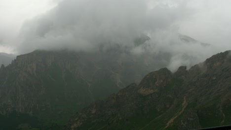 Lapso-De-Tiempo-Del-Pico-De-Dolomita-Con-Nubes-Lluviosas-Moviéndose-Rápido