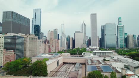 Entdecken-Sie-Die-Skyline-Von-Chicago,-Filmische-Luftaufnahmen-In-Der-Innenstadt