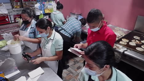 Busy-San-Salvador-restaurant-kitchen:-Workers-prepare-pupusa-orders