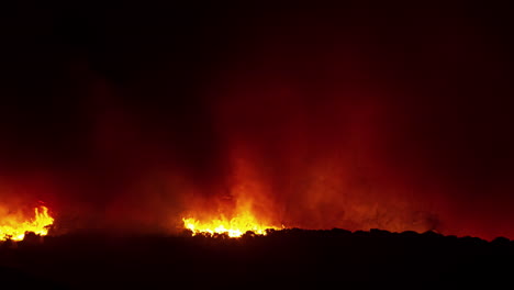 Incendio-Forestal-En-Gibraltar,-España---Lapso-De-Tiempo-Brillante-Nocturno