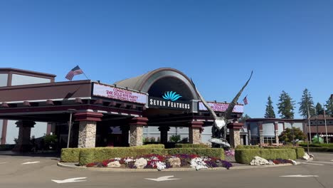 Casino-Eingang-Mit-Sieben-Federn,-Amerikanischen-Flaggen-Und-Einer-Adlerstatue