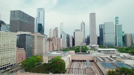 Entdecken-Sie-Die-Skyline-Von-Chicago,-Filmische-Luftaufnahmen-In-Der-Innenstadt