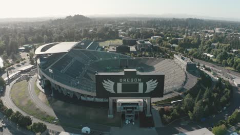 A-drone-aerial-of-the-Autzen-Football-Stadium-in-Eugene,-Oregon