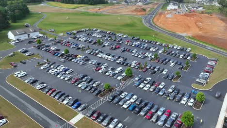 Autos-Und-Menschen-Betreten-Und-Verlassen-Einen-Großen-Asphaltparkplatz-In-Den-USA