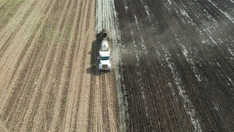 Ein-Tankwagen-Verteilt-Gülle-Auf-Einem-Feld-Einer-Farm-In-Wisconsin,-Auf-Dem-Kürzlich-Maissilage-Geerntet-Wurde