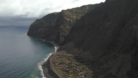 Achada-Da-Cruz-4k-Filmische-Luftaufnahmen-–-Insel-Madeira-–-Portugal