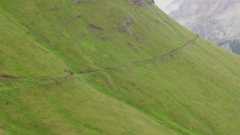 Gruppe-Von-Wanderern-In-Weiter-Ferne,-Die-Auf-Einem-Wanderweg-In-Den-Hügeln-Der-Italienischen-Dolomiten-Alpen-Italiens-Spazieren-Gehen