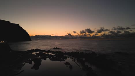Sonnenuntergang-In-Natürlichen-Pools-Von-Porto-Moniz,-Filmische-4K-Drohnenaufnahmen