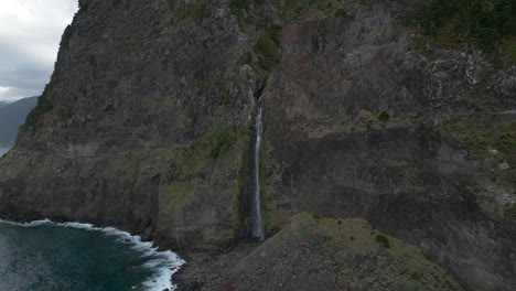 Wasserfall-Brautschleier-4K-Luftaufnahmen---Insel-Madeira---Portugal