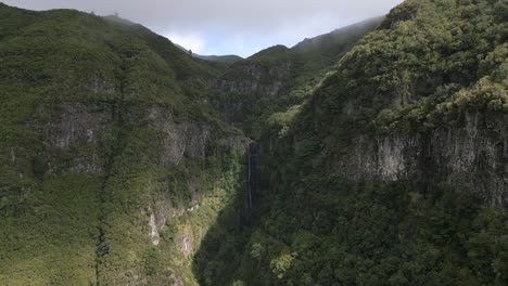 Kaskade-Des-Risikos-4K-Filmaufnahmen-Von-Drohnen-–-Insel-Madeira-–-Portugal