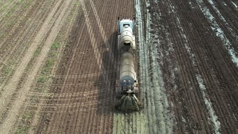 Ein-Tankwagen-Verteilt-Gülle-Auf-Einem-Feld-Einer-Farm-In-Wisconsin,-Auf-Dem-Kürzlich-Maissilage-Geerntet-Wurde