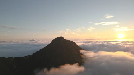Atemberaubende-Luftaufnahme-Des-Pico-Ruivo-–-Wolkenumkehr,-4K-Filmmaterial-–-Ilha-Da-Madeira-–-Portugal