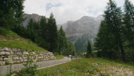 Coche-Deportivo-Plateado-Conduciendo-Por-Una-Sinuosa-Carretera-De-Montaña-En-Los-Alpes-Dolomitas-Italianos
