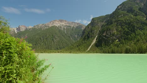 Lago-Increíble-En-Las-Montañas-De-Italia