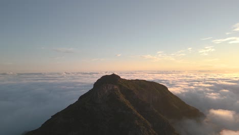 Pico-Ruivo-4K-Wolken-Inversion-Filmaufnahme---Ilha-Da-Madeira---Portugal