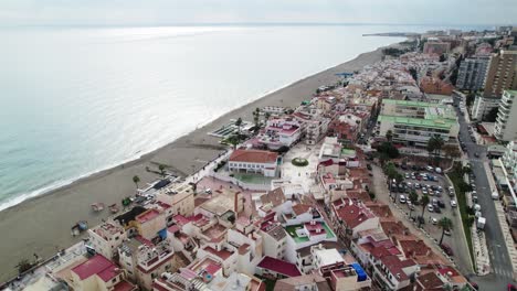 Vista-Aérea-Sobre-La-Playa-De-La-Carihuela-Acercándose-Al-Mar.