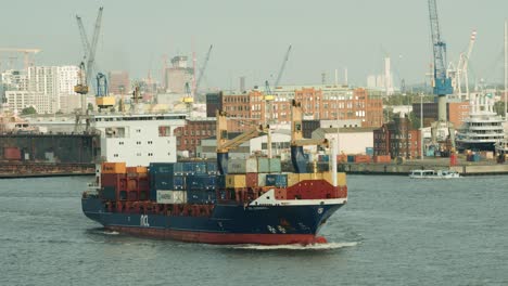 Kleines-Containerschiff-Verlässt-Hamburg-Mit-Containern,-Die-Auf-Seine-Decks-Geladen-Sind