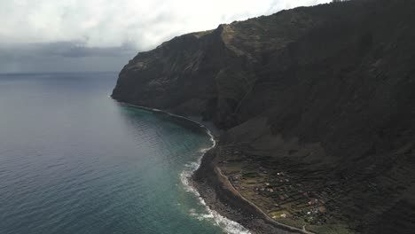 Atemberaubende-Luftaufnahme-Von-Achada-Da-Cruz---Insel-Madeira---Portugal