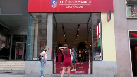 Los-Clientes-Y-Aficionados-Del-Club-Son-Vistos-En-El-Equipo-Español-De-Fútbol-Profesional-Atlético-De-Madrid,-Comúnmente-Conocido-Como-Atleti,-La-Tienda-Oficial-De-La-Marca-En-Madrid,-España.