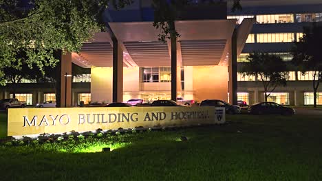 Mayo-building-sign-of-the-Mayo-Clinic-hospital-in-Jacksonville-Florida-with-Patients-arrive-procedures-in-the-background-in-the-early-morning