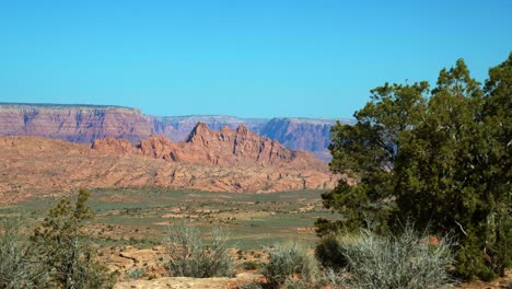 Extrem-Weite-Landschaftsaufnahme-Nach-Oben,-Die-Eine-Trockene-Wüstenlandschaft-Mit-Farbenfrohen-Bergen-Und-Mit-Salbeibüschen-Bedeckten-Hochebenen-Auf-Einer-Wanderung-In-Arizona,-USA,-An-Einem-Warmen,-Sonnigen-Frühlingsmorgen-Zeigt
